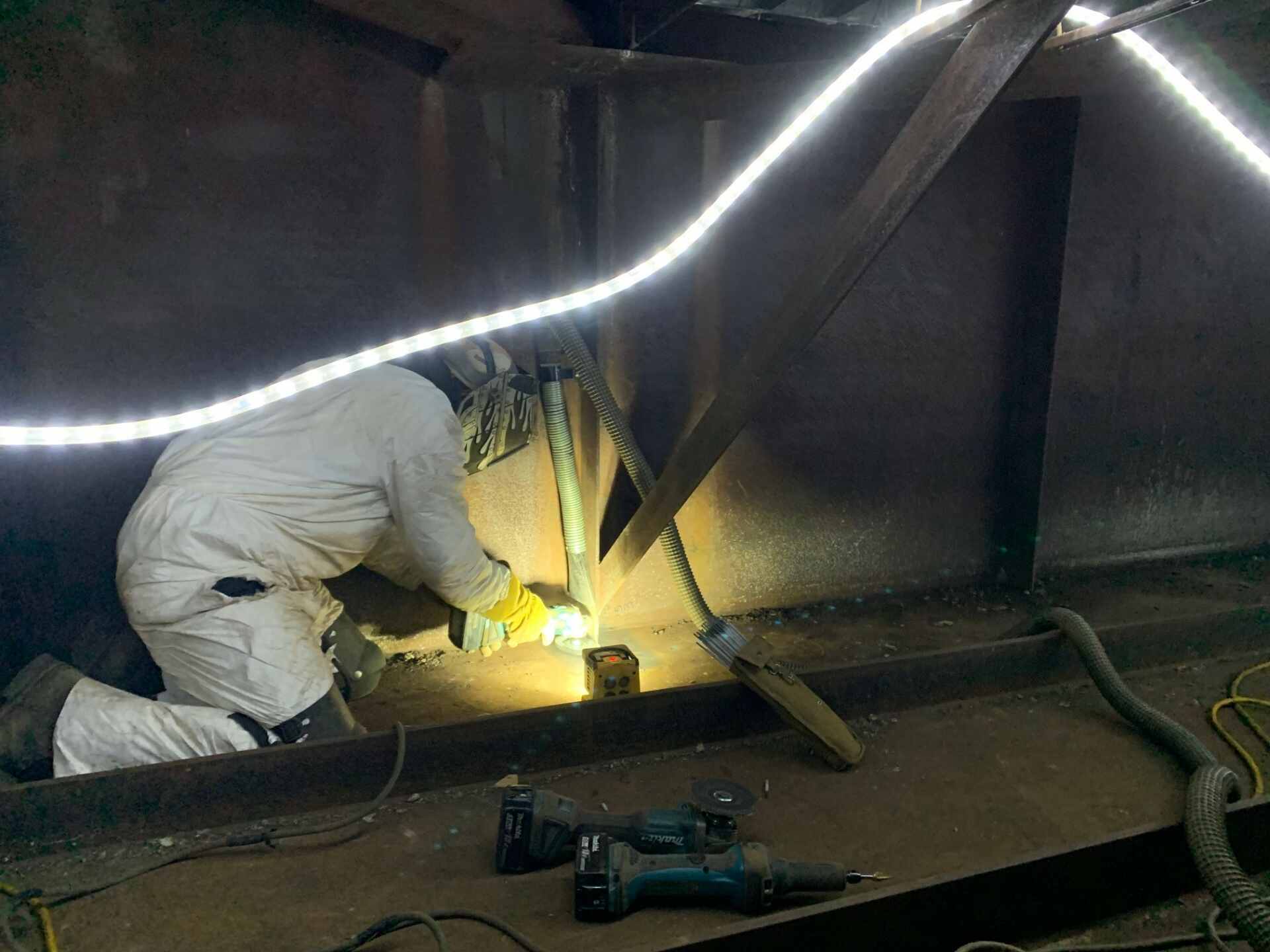 A man welding for the I-95 and I-395 Fatigue Retrofits and Drainage Modifications project.