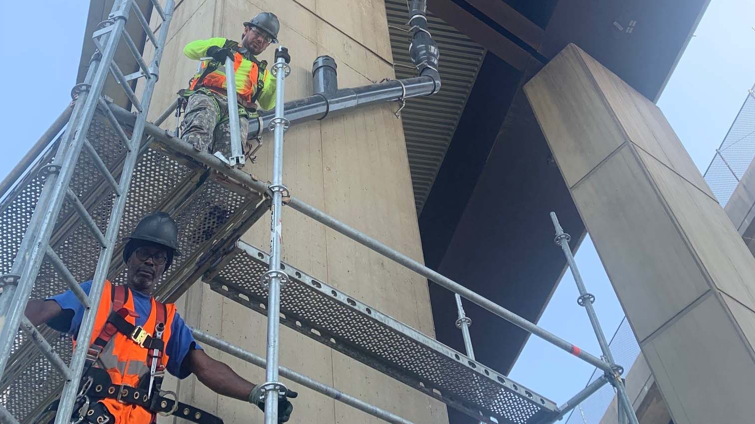 Two workers at the I-95 and I-395 Fatigue Retrofits and Drainage Modifications